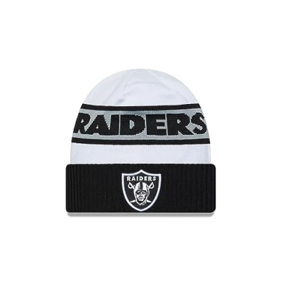 Imagen de New Era Las Vegas Raiders NFL 2023 Sideline Tech Knit OTC White Beanie