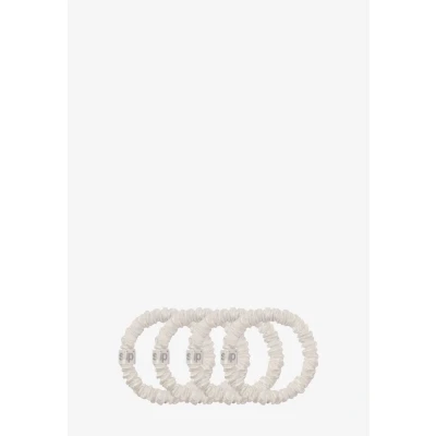 Imagen de slip Back to Basics coleteros ajustados: diseño Slipsilk™ antiarrugas y antiroturas que protege el cabello delicado Incluye 4 de seda pura, color blanco