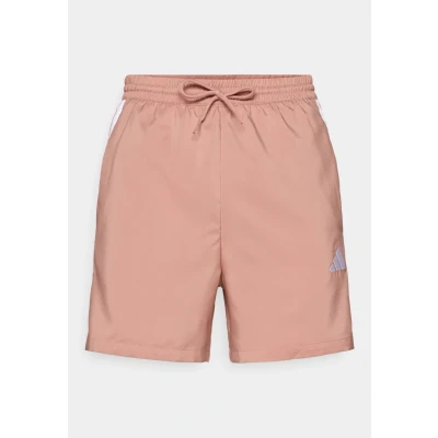 Imagen de adidas Hombre Essential Three Stripes Chelsea Base Short, Wonder Clay/White, M