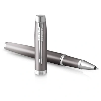 Imagen de Bolígrafo roller Parker IM Writing Rituals, acabado gris con degradado, adornos cromados, punta fina, tinta negra, estuche de regalo