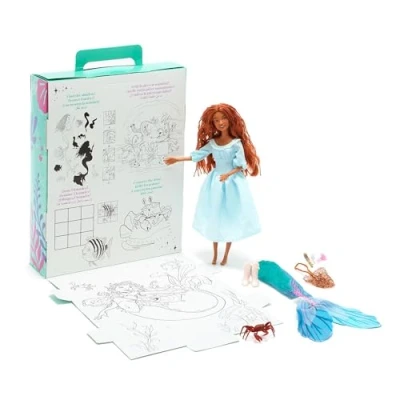 Imagen de Disney Store Official, La Sirenita 2023, Ariel, muñeca, 24,5 cm, Figura de Sebastián, 2 Conjuntos, Accesorios, Paquete Actividades y Ejercicios para Colorear, Mayores 3 años