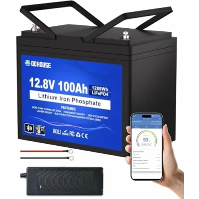 Imagen de DCHOUSE 12V 100Ah LiFePO4 batería con cargador 10A, BMS mejorado 100A, hasta 15000 ciclos, de litio 1280 Wh, perfecta para caravanas, sistemas solares, barcos, camping, fuera