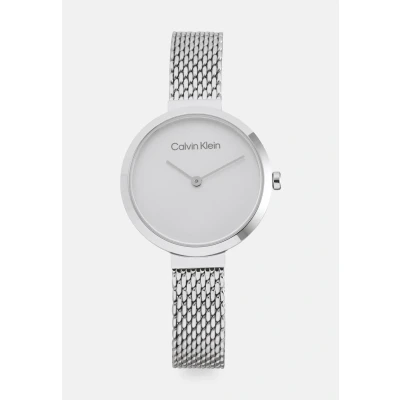 Imagen de Calvin Klein Reloj Analógico de Cuarzo para Mujer Colección Minimalistic T Bar 28MM Mesh con Correa Malla Acero Inoxidable Plateada 25200082