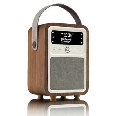 Imagen de VQ Monty Radio Digital DAB+/DAB con Bluetooth, FM y Función de Despertador Alimentada por Corriente Batería Portatil Antena, Clavija para Auriculares Puerto USB Nogal