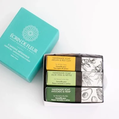 Imagen de Écrin de Fleur Savon Artisanal Bio 3 pack (Jabón Argán y Arcilla 1x90g, Jabón Aguacate Cáñamo Aloe Vera Ortiga 1x90g）