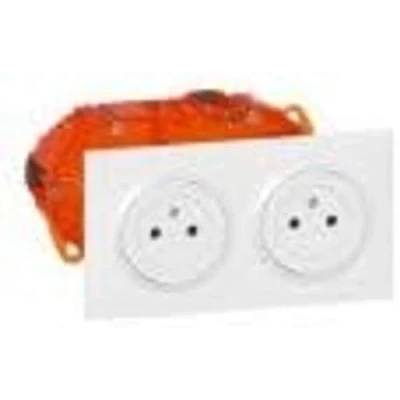 Imagen de LEGRAND Toma doble pared 16 A con tierra dooxie superficie + placa cuadrada caja de empotrar 2P T rasante fondo retráctil Fabricado en Francia Blanco