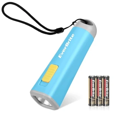 Imagen de EverBrite Mini Linterna LED Portátil Antorcha Linterna, Iluminación Nocturna, Ligera y Duradera, 3 Baterías AAA Incluidas, Buen Regalo para Chicos Azul