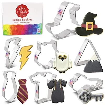 Imagen de Cortadores de galletas brujería y magia, juego 7 piezas, fabricado en los Estados Unidos por Ann Clark, bata, corbata, búho, rayo, sombrero bruja más
