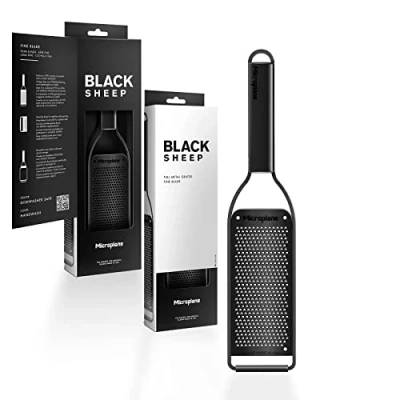 Imagen de Microplane Rallador de cocina fino con hoja acero inoxidable fabricada en Estados Unidos para parmesano, cítricos, ajo, chile y especias duras la serie Black Sheep