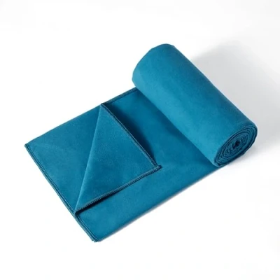 Imagen de Amazon Basics Toalla para Esterilla de Yoga con Calor, Microfibra Suave, Antideslizante, Absorbente, 188 cm x 61 cm, Color Aguamarina