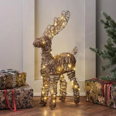 Imagen de Lights4fun Reno Luminoso en Miniatura de Ratán 55 cm con 50 LED Blancos Cálidos Funciona Pilas y Temporizador Decoración Navideña para Interiores