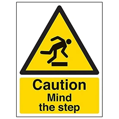 Imagen de Señal de precaución VSafety con texto en inglés &quot;Mind The Step&quot;, vertical, 150 mm x 200 mm, plástico rígido 2