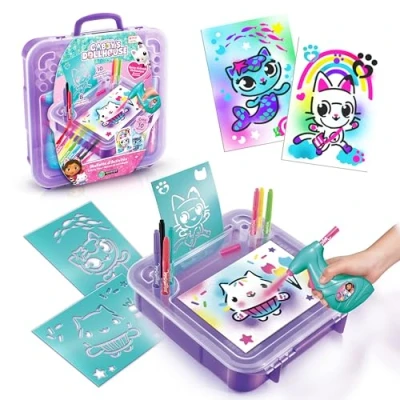 Imagen de Canal Toys Casa de Muñecas Gabby Maletín Actividades con Spray electrónico, Plantillas y rotuladores, Color Violeta, Large (GAB024)