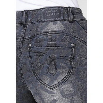 Imagen de Short jean elástico de tiro medio Push Up y cinco bolsillos con cierre cremallera botón metálico estampado Koröshi en todo el pantalón bajo desilachado para mujer color negro