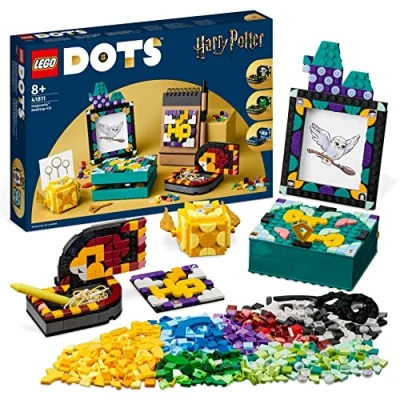 Imagen de LEGO 41811 Dots Kit de Escritorio: Hogwarts, Accesorios y Material Escolar Harry Potter, Manualidades para Niños con Marco Fotos, Parche Adhesivo Más