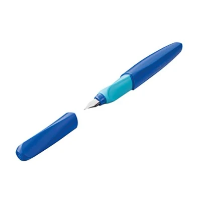Imagen de Pelikan Twist Deep Blue, Pluma Estilográfica Ergonómica, para Diestros y Zurdos, la Escuela Oficina, Plumín M de Acero Inoxidable, Cartucho Azul Largo Incluido, Recargable