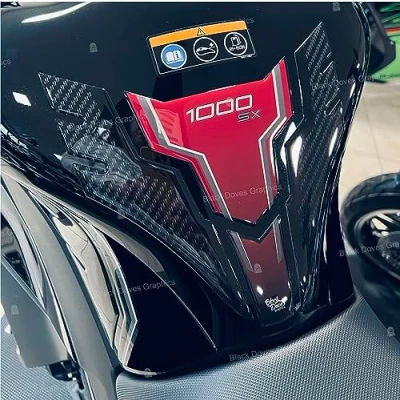 Imagen de Adhesivos resinados 3D Protectores compatibles con Kawasaki Ninja 1000 SX 2023 Metallic Matte Sovereign Red/Metallic Diablo Black (protección del depósito)