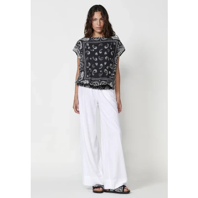 Imagen de Blusa de Satén Abullonada con Estampado Cachemir y Escote Barco para Mujer en negro