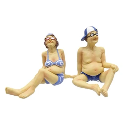 Imagen de TANGDIAABBCC Quaytrader FLABBY y FABULOUS Figuras de pareja playa sentada nadadora Adornos baño humorísticas bañistas Azul blanco 10 cm