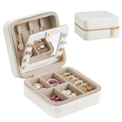 Imagen de SONGMICS Caja Joyero de Viaje, Joyas Pequeña, Portátil, con Espejo, Cremallera, Revestimiento PU, 11,4 x 5,5 cm, Idea Regalo, Blanco Nube JBC146BEV2