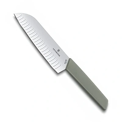 Imagen de Victorinox Swiss Modern Cuchillo Santoku con filo alveolado, fabricado en acero inoxidable, apto para el lavavajillas y color verde oliva