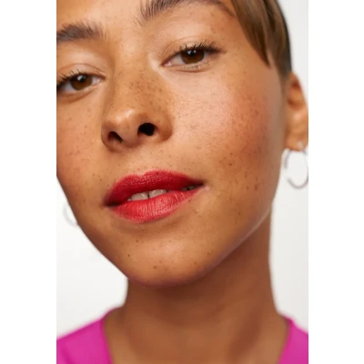 Imagen de Revlon ColorStay Suede Ink, Pintalabios Mate de Larga duración, Enriquecido con Vitamina E, Tono 014 Spit Fire