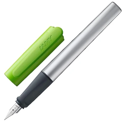Imagen de Lamy nexx lime Pluma estilográfica con empuñadura antideslizante y plumín de acero pulido en tamaño A cuerpo triangular aluminio incluye cartucho T 10 azul Diestro