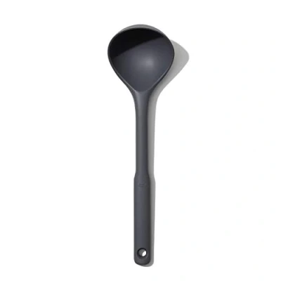 Imagen de OXO Good Grips Cucharón de cocina silicona flexible, ideal para voltear y servir, resistente al calor, color gris oscuro