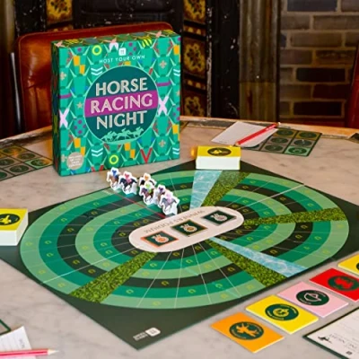 Imagen de Talking Tables Juego de Mesa Carreras Caballos para la Noche Juegos Familiares Riding Jockey, a Partir 14 años, cumpleaños, Host horserace, Gamehorse