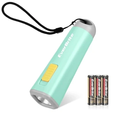 Imagen de EverBrite Mini Linterna LED Portátil Antorcha Linterna, Iluminación Nocturna, Ligera y Duradera, 3 Baterías AAA Incluidas, Buen Regalo para Chicos Verde