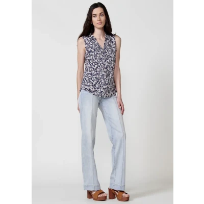Imagen de Blusa sin mangas y cuello camisero cierre con botones bajo redondeado estampado floral placa metálica logo Koröshi en el para mujer color navy
