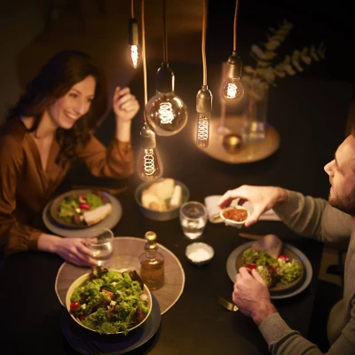 Imagen de Philips Bombilla LED Vintage Ámbar Tipo A60, Casquillo E27 5.5W, 470 Lúmens, Luz Efecto Llama 2200k