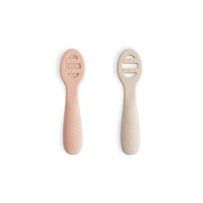 Imagen de Mushie Cuchara de Aprendizaje Silicona Paquete 2 Cucharas Para Niños Pequeños Bebés que Aprenden a Comer Solos Aptas el Lavavajillas Blush/Shifting Sand
