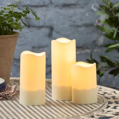 Imagen de Lights4fun Juego de 3 Velas Solares LED Sin Llama Resistentes al Agua Impermeable Parpadeante Decoración para Jardines Balcones Exteriores