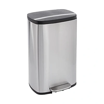 Imagen de Amazon Basics Cubo de basura rectangular con tapa plástico, 50 litros, níquel satinado