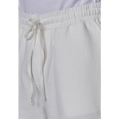 Imagen de Bermuda Jogger Seersucker Relaxed Fit con Cintura Elástica en Color Crudo para Hombre