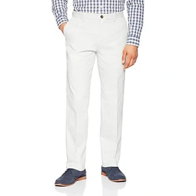 Imagen de Amazon Essentials Pantalón Chino con Parte Delantera Plana, Resistente a Las Arrugas y de Corte clásico (Disponible en Tallas Grandes Largos Especiales) Hombre, Plateado, 36W / 31L