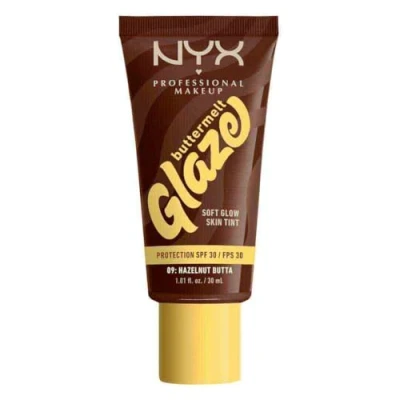 Imagen de NYX Professional Makeup Base de Maquillaje Iluminadora Buttermelt Glaze, Acabado Natural y 12H Duración, Con SPF 30, Para Todo Tipo Piel, Tono: 09 Hazelnut Butta