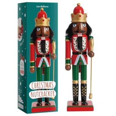 Imagen de THE TWIDDLERS Rey Cascanueces de Madera Marrón, 30cm en Colores Festivos Rojo y Verde Adorno Tradicional Clásico Pino Hecho a Mano, Decoración Navideña con Piezas Móviles