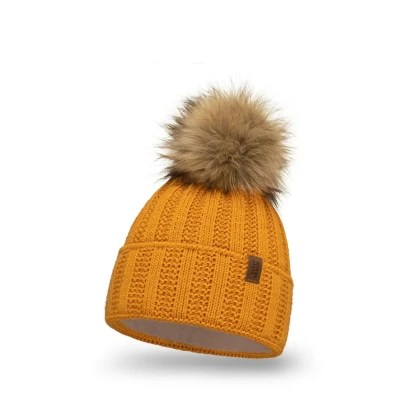 Imagen de Vivisence Gorro para Damas con Pompón De Piel Sintética Hecho Tejido Cálido Y Suave Ajuste Ideal Invierno Actividades Al Aire Libre Talla Única Elegante 7019, Miel,Talla