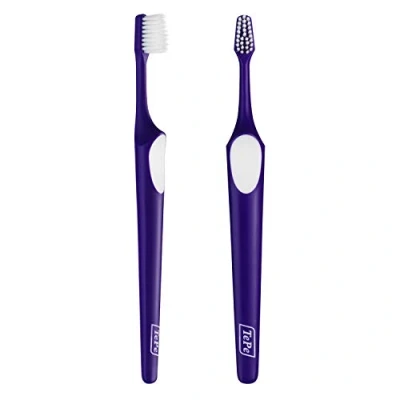 Imagen de TePe cepillo de dientes Supreme Compacto Forma cónica con cerdas cortas y largas para una limpieza óptima suave hasta los espacios interdentales, color aleatorio, 1 x