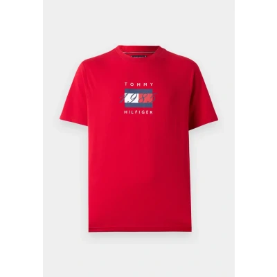 Imagen de Tommy Hilfiger Linear FLAG Graphic TEE Unisex Camiseta estampada, Talla: XS, Medium red