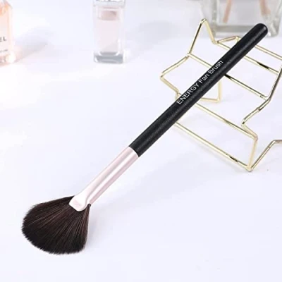 Imagen de ENERGY Brocha para Iluminadores y Resaltadores con Forma de Abanico, Maquillaje