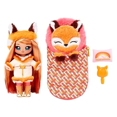 Imagen de Na! Surprise Serie Camping Sierra Foxtail Muñeca de Peluche Inspirada en un Zorro, con Pelo Naranja y Saco Dormir Incluye Vestido, Almohada Cepillo Coleccionable Edad: 5+ años