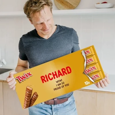 Imagen de barra Mega Twix personalizada de chocolate XXL con el nombre y mensaje que elijas, 16 deliciosas barras (Mega 800 gramos)