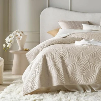 Imagen de ROOM99 Feel Elegante Colcha en Color Crema, 170 x 210 cm, versátil como para Cama o sofá, Ideal de Terciopelo