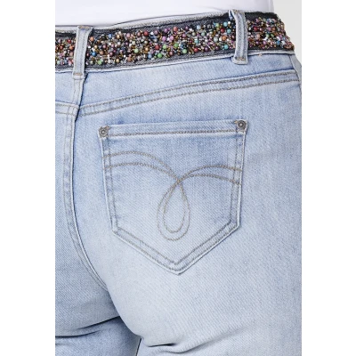 Imagen de Jeans short elástico tiro medio y cinco bolsillos con abalorios de colores en cintura cierre cremallera botón metálico bajos doble vuelta para mujer color azil calaro
