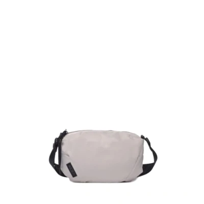 Imagen de Bandolera Pequeña KCB Puffy Compacto y Práctico Estilo Moderno Cómodo Ideal para el Día a Asas Ajustables 100% Vegano Color Hielo