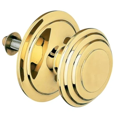 Imagen de Amig Pomo Mod 13 Dorado con Tirador Tallado de Latón Macizo Acabado Pulido para Puertas Exteriores Entrada Diámetro Ø76 mm · Altura 63,5 Incluye Tuerca Fijación