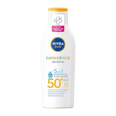 Imagen de NIVEA SUN Babies &amp; Kids Sensitive Leche solar para niños FP50+ (1 x 200 ml), protector infantil piel sensible, crema bebés resistente al agua